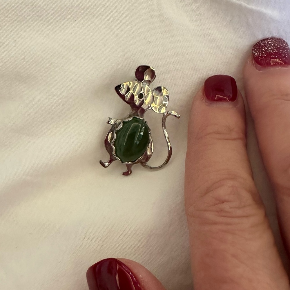 Mouse pin. so cute. Silvery beveled face and tail. Bundle little ol’ me.